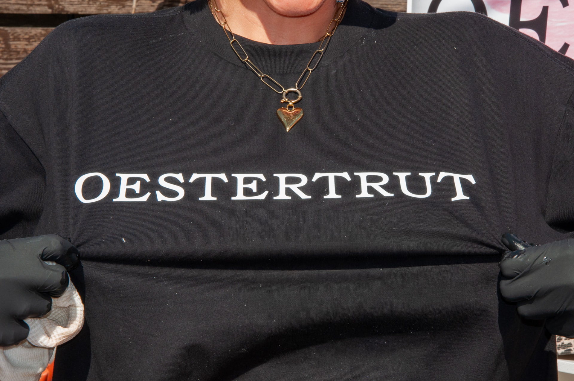 Oestertrut in eigen shirt tijdens het event