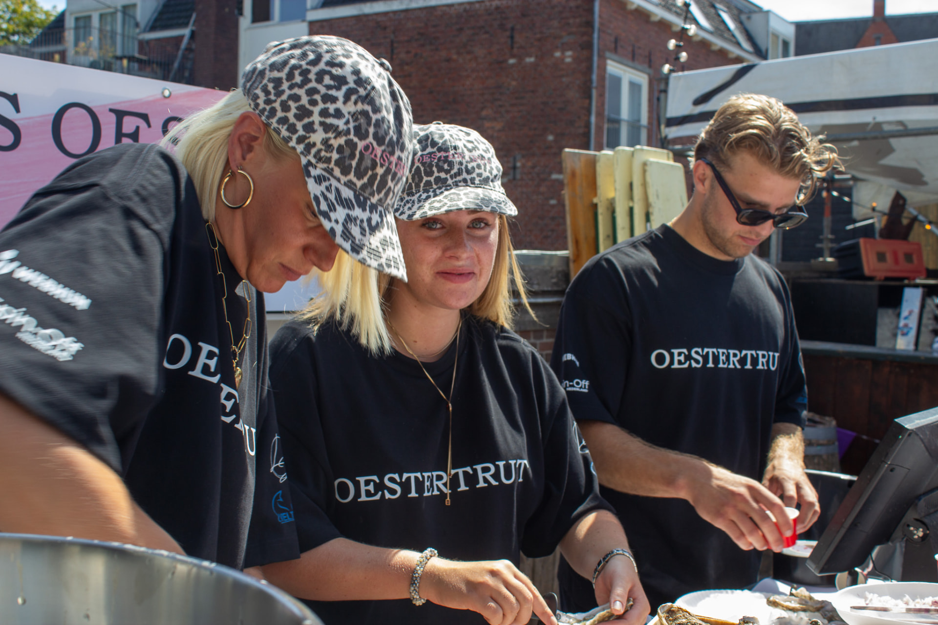 Oestertrutten in actie op een festival