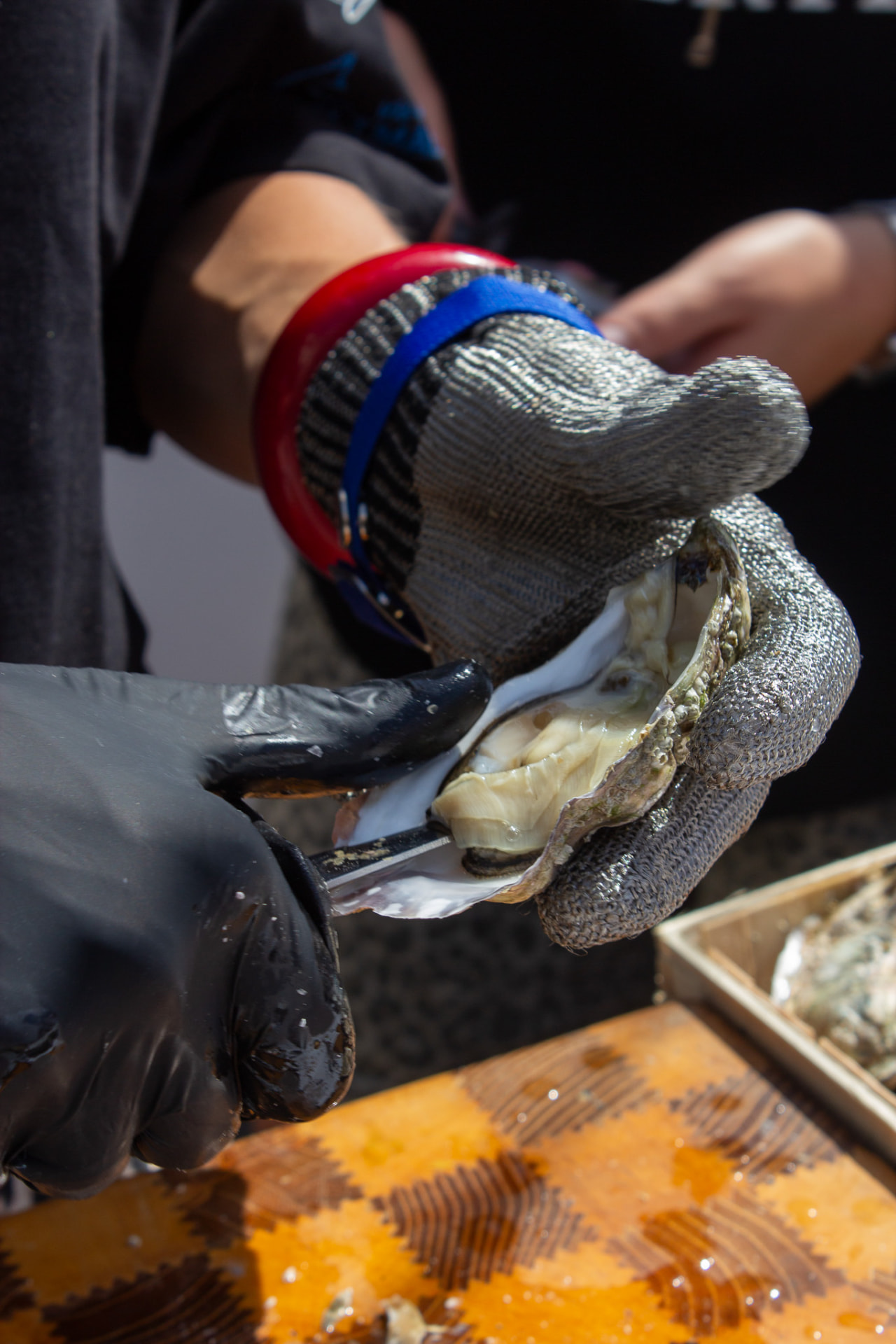 Oestertrut opent live een verse oester op het event