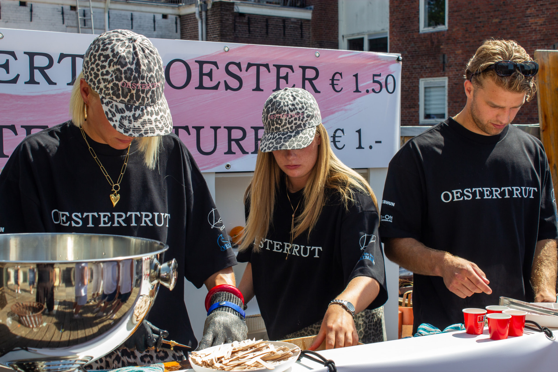 Oesterhostesses achter de mobiele oesterbar