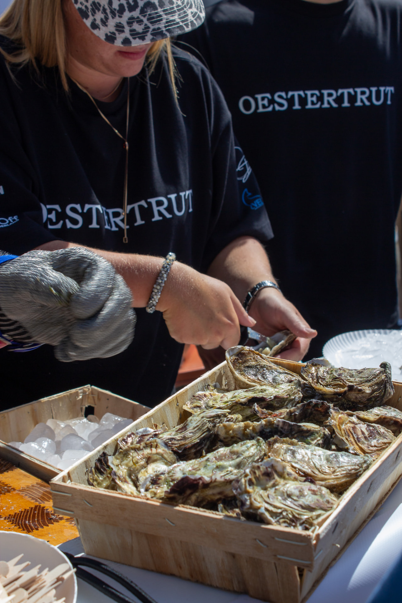 Oesters serveren tussen de gasten op een feest